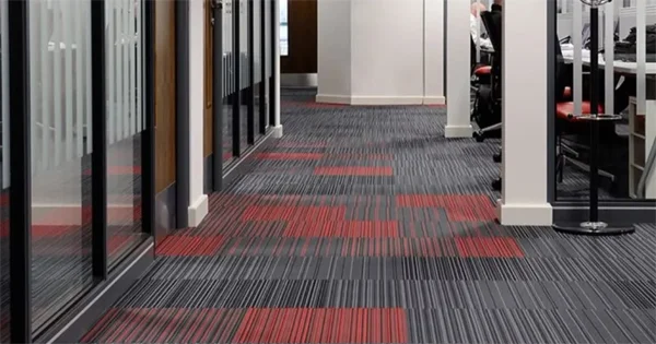 Lavado profundo de alfombras de alto tránsito en salones de venta de retail.